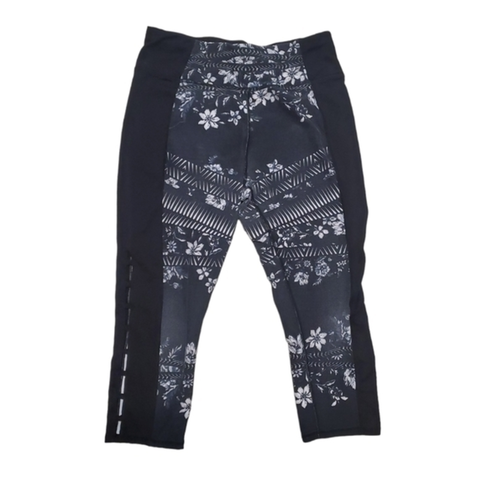 Betsey Johnson Women's Give Love Get‎ Love Black White Flower Capris Medium